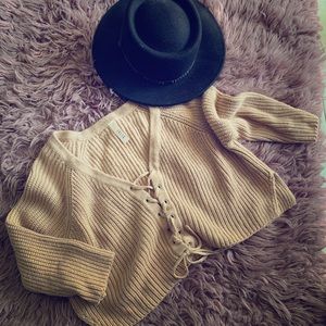 Knitted cropped sweater. Lace front.